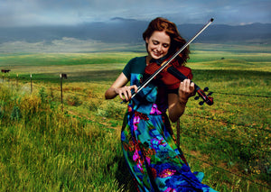 Affiche : Katy jouant du violon dans un champ